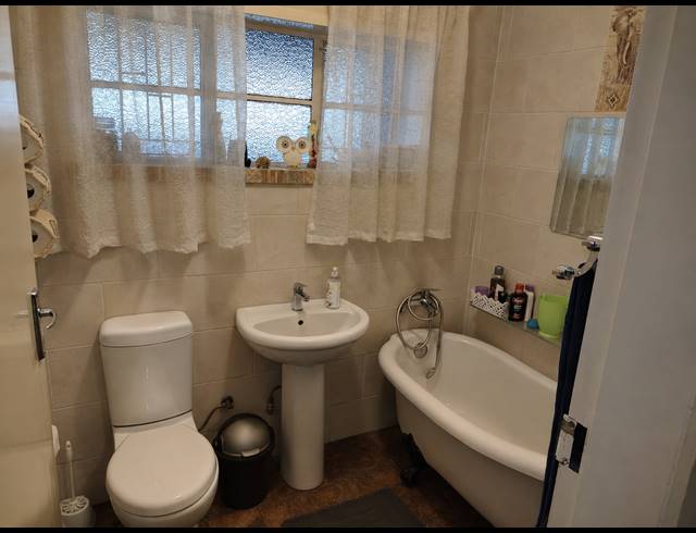 4 BEDROOM HOUSE FOR SALE IN OOS EINDE
